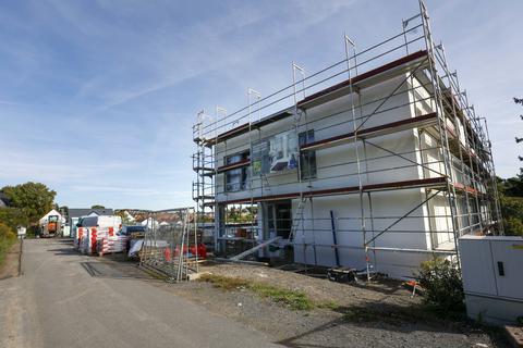 Im Landkreis wird weiter gebaut. Häufig entstehen neue Häuser innerorts, wie am Flürchen in Ober-Ramstadt. Foto: Guido Schiek