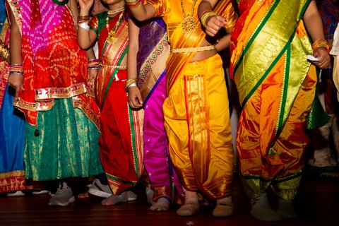 Bunt und vielfältig sind die indischen Gewänder, die die Kinder auf der Bühne tragen.