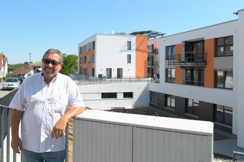 Dieter Emig vor der neuen, wieder bezogenen Senio-Wohnanlage in Groß-Bieberau. Foto: Dirk Zengel