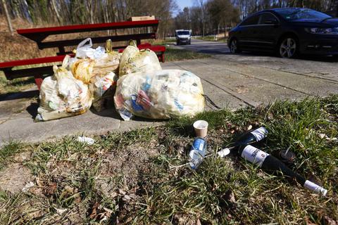 Ein unschönes Bild diese Woche an der B_26: Besonders häufig wird säckeweise Müll auf dem Parkplatz zwischen Roßdorf und Darmstadt entsorgt.        Foto: Guido Schiek