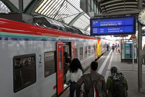 Die RB 75 (hier im Darmstädter Hauptbahnhof) erhält keinen durchgehenden Halbstundentakt. Die Pläne von 2020 sind somit vom Tisch. Archivfoto: Hans Dieter Erlenbach