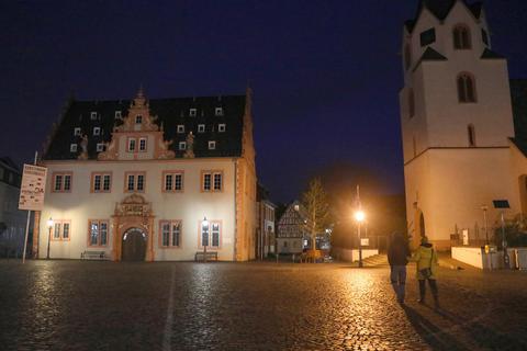 Nach der Energiesparverordnung wurde das Anstrahlen von Rathaus und Stadtkirche in Groß-Umstadt ausgesetzt. Noch werden die beiden Baudenkmäler nicht wieder beleuchtet. Ulrike Bernauer