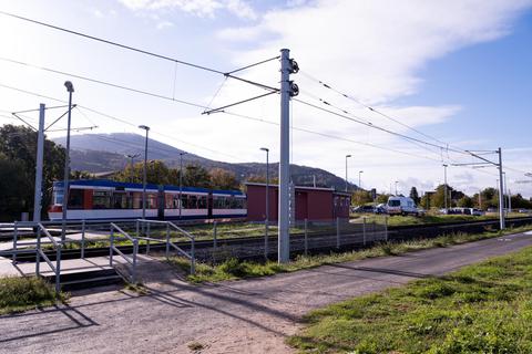 An Straßenbahnhaltestellen fühlen sich einige Bürger von Alsbach-Hähnlein nicht wohl, wie eine Befragung zum Thema Sicherheit ergab. Foto: Leila Martin