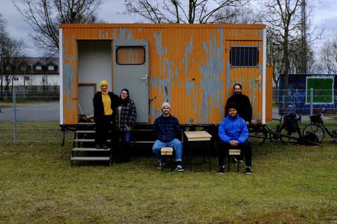 Das Team der Griesheimer Mobilen Jugendarbeit vor der neuen „Außenstelle“, dem Bauwagen auf dem Freizeitgelände Süd (von links): Lisa Kipp, Luisa Kunkel, Mika Hechler, Thommy Noack-Greer und Pierre Kornow von der Jugendförderung. © Stadt Griesheim