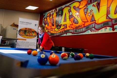 Das Jucasino in der Hirschbachhalle in Georgenhausen wird 25 Jahre alt, gefeiert wird am 18. Juni vor Ort. Hier Stadtjugendpflegerin Siggi Elsner im Casino.