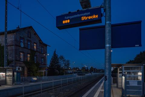 Das Aufeinandertreffen zweier Fußballfangruppen auf dem nächtlichen Messeler Bahnhof im November 2019 beschäftigt weiter das Darmstädter Amtsgericht, das Anklagen wegen Landfriedensbruch verhandelt.