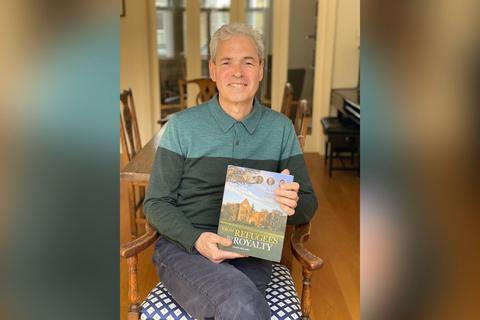 Autor John Hilary hat für sein neues Buch „From Refugees to Royalty“ insgesamt zwölf Jahre recherchiert. Foto: Janet Hilary