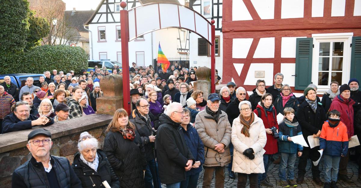 350 Menschen bei „Spaziergang“ in Messel