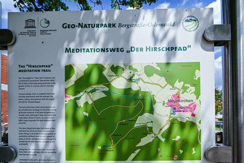 Der rund 5,6 Kilometer lange Meditationsweg „Der Hirschpfad“ ist mit einem kleinen Festakt an der „Heiligen Quelle“ in Neunkirchen eröffnet worden. Foto: Dirk Zengel