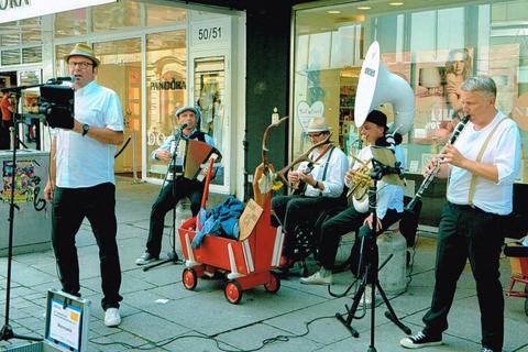 In Osnabrück spielten die „Mannswild“-Bandmitglieder (von links) Markus Schüßler (Gesang), Hubertus Gärtner (Akkordeon), Jens-Peter Dietzsch (Ukulele), Gregor Gärtner (Sousaphon) und Stefan Sprysch (Klarinette) auf der Straße.Foto: Markus Schüßler  Foto: Markus Schüßler