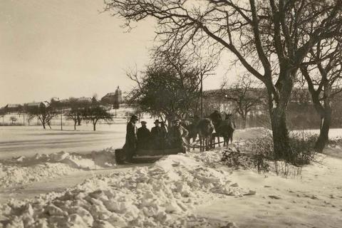 Ernst Seegers Postkarte von 1930 zeigt einen Boaschleere mit vier Pferden beim Schneeräumen auf dem Weg von Brandau nach Neunkirchen. Foto: Ernst Seeger