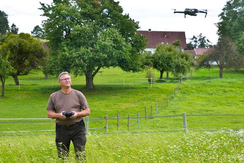 Manfred Conrad mit der Drohne mit Wärmebildkamera, die er einsetzt, um Rehkitze in zu mähenden Wiesen zu entdecken. Foto: Ulrike Bernauer