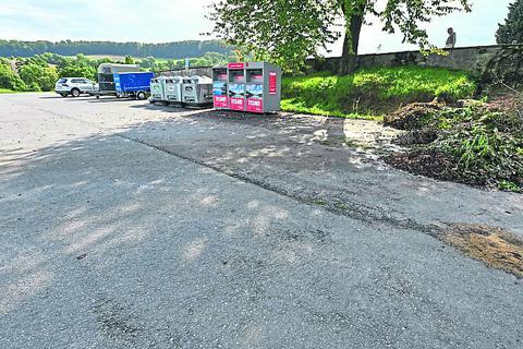 Sofort entfernt: Die Farbe, mit der das Hakenkreuz in Ernsthofen auf den Boden gemalt wurde, war noch feucht, als Anwohner die Schmiererei bemerkten. Foto: Dirk Zengel