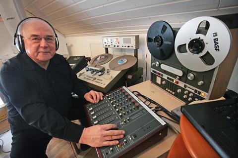 Mundart-Jäger Fritz Ehmke in seinem Tonstudio.