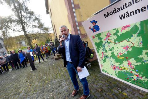 Bürgermeister Jörg Lautenschläger begrüßt die Wanderer. Foto: Karl-Heinz Bärtl 