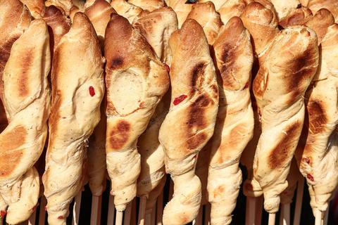 Beim Frühlingsfest der Mühltaler Christophorus-Schule kann auch Stockbrot gebacken werden. Archivfoto: Manfred Richter/Pixabay