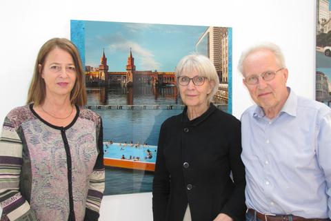 Die Künstlerin Verena Guther (von links) sowie die Galeristen Christine und Reinhard Lattemann. Foto: Jürgen Buxmann