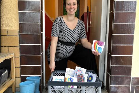 Linda Frey aus Nieder-Ramstadt packt kleine Geschenke zusammen, die als Dankeschön für Ärzte und Pflegepersonal gedacht sind. Foto: Rebecca Keller