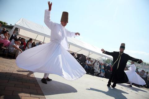 Auch tanzende Derwische gehören zur Tradition des Sufismus. Archivfoto: Marc Schüler