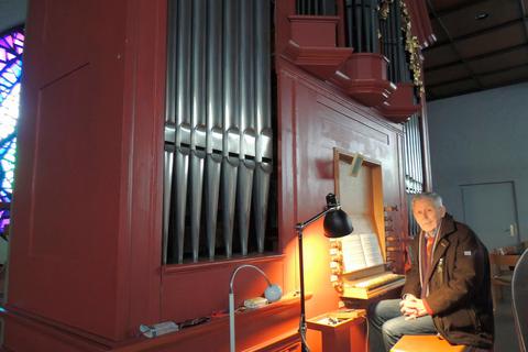 Die Schäfer-Orgel in der katholischen Kirche St. Michael ist 300 Jahre alt. Der frühere Orgel-Sachverständige Hans Martin Balz kennt sie seit rund 60 Jahren. Foto: Rebecca Keller 