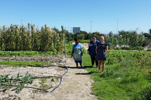 Besuch in einem Kleingarten in Südafrika im Rahmen des ökologischen Projekts, in dem Milena Schwotzer (rechts) als Freiwillige tätig war. Foto: Milena Schwotzer