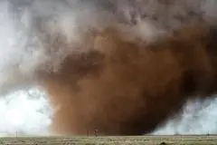 Auch für erfahrene Sturmjäger kann es in der Nähe von Tornados brenzlig werden.