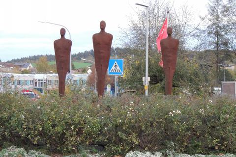 Die drei „Gedankenwächter“ auf dem Verkehrskreisel an der Rheinstraße stehen derzeit wieder so da, wie die Künstlerin sie schuf. © Rebecca Keller