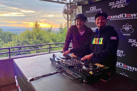 Die „Soundclowns“ sorgen regelmäßig für chillige Beats zum Sonnenuntergang auf der Burg. Foto: Sabine Eisenmann