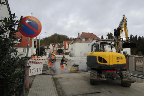 Die Kilianstraße wird über der neu gebauten Brücke asphaltiert. Bis 18. November dauert die Sperrung noch. © Rebecca Keller