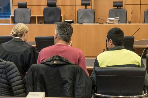 Verteidigerin Natalie Daum (von links), ein Dolmetscher und der Angeklagte Afghane im Saal des Darmstädter Landgerichts. Foto: Marc Wickel 