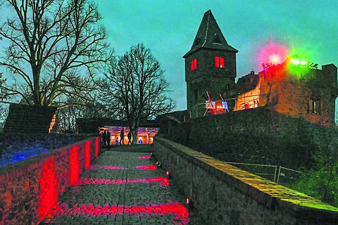 Schaurig schönes Grusellicht empfängt die Besucher beim Halloween-Spektakel auf Burg Frankenstein.       Archivfoto: Dirk Zengel