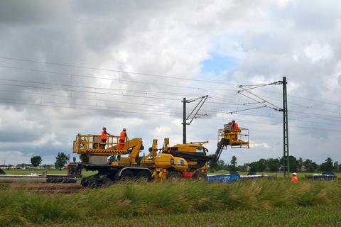 An der Unfallstelle des Zugunglücks bei Altheim laufen derzeit die Arbeiten an der Oberleitung. Nächste Woche soll die Strecke wieder durchgängig befahrbar sein.          Foto: Melanie Pratsch