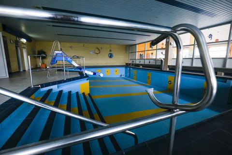 Die Rutsche steht noch: Es sieht auf den ersten Blick so aus, als könne das Nichtschwimmerbecken einfach mit Wasser gefüllt werden und der Badespaß losgehen. Doch das Münsterer Hallenbad ist seit fast drei Jahren geschlossen. Foto: Guido Schiek