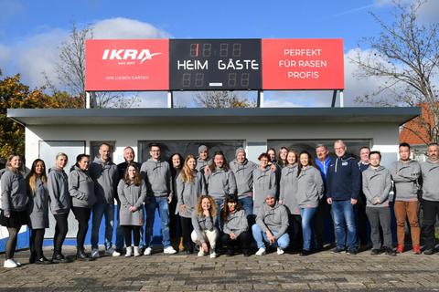 Das Altheimer Unternehmen ikra hat dem SV Münster die neue elektronische Anzeigetafel auf der Sprecherkabine spendiert. Das Bild zeigt sie mit ikra-Mitarbeitern und SVM-Vertretern bei der Einweihung. © Jens Dörr