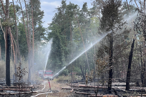 Deutlich sichtbar wird am Montag, wie viel Wald durch den Brand zerstört wurde. Die Löscharbeiten laufen unterdessen weiter. Foto: Christina Kolb