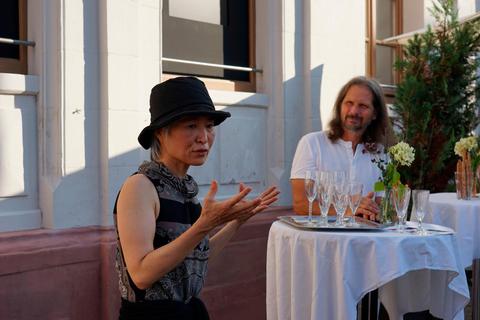 Die Video-Künstlerin Makiko Nishikaze (links) stellt im Arthaus in Altheim aus.  Foto: Ellen Jöckel 
