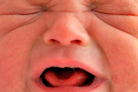 Ein Neugeborenes stellt den Alltag der Eltern erst einmal auf den Kopf. © Julian Stratenschulte/dpa