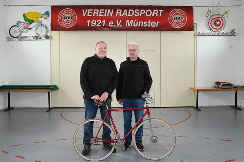 Willi Braun (rechts) hat nach 36 Jahren den Vorsitz beim Verein Radsport 1921 Münster an Holger Schubert abgegeben. Jens Dörr