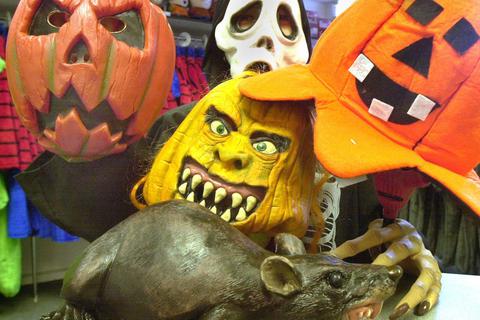 Höllisch gute Monstermasken werden rechtzeitig zu Halloween in der Ferienwerkstatt der Altheimer Kunst- und Kulturstätte Arthaus gebastelt. Symbolfoto: dpa