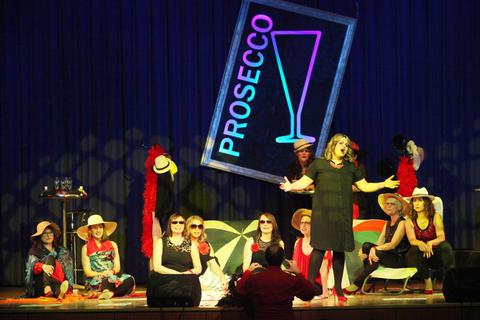Mit „Prosecco“ haben die Damen von „Querbeat“ ihren Auftritt überschrieben.Foto: Karl-Heinz Bärtl  Foto: Karl-Heinz Bärtl