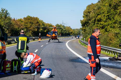 Auch ein Rettungshubschrauber landete an der Unfallstelle auf der B45 bei Münster. Foto: 5vision.media