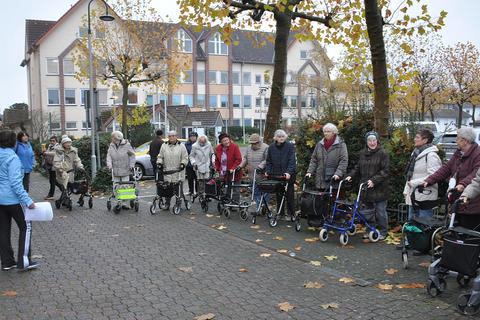 Mehr als 20 Senioren waren zum Teil auch mit ihren betreuenden Angehörigen aus dem gesamten Landkreis zum Münsterer Rathausplatz gekommen, um sich von Christine Ries Tipps zum Umgang mit dem Rollator geben zu lassen. Die älteste Teilnehmerin war 93. 