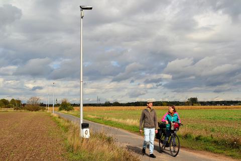 Gefördert durch EU-Mittel aus dem Leader-Programm: Die Straßenlaternen auf dem Radweg zwischen Münster und Eppertshausen leuchten nur dann, wenn Passanten wie Meike Mittmeyer-Riehl und Frank Nierula hier unterwegs sind.