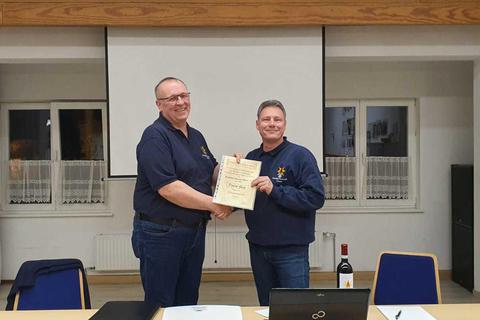 Vorsitzender Ralf Kaiser (links) überreicht Ehrenmitglied Daniel Ganz die Urkunde. Foto: Freiwillige Feuerwehr Altheim