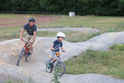 Herausforderungen für Groß und Klein: Auf dem „Redrock Pumptrack“ kann die ganze Familie Fahrrad fahren (oben).Wenn das keine Gelegenheit für eine Pause ist:  Am Kapitän- Lorenz-Ufer in  Bad Münster am Stein-Ebernburg gibt es leckeres Eis. Fotos: Laura Schöffel