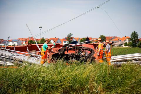 Nach der Kollision zweier Güterzüge gingen die Aufräumarbeiten auch am Wochenende weiter.              Foto: Guido Schiek