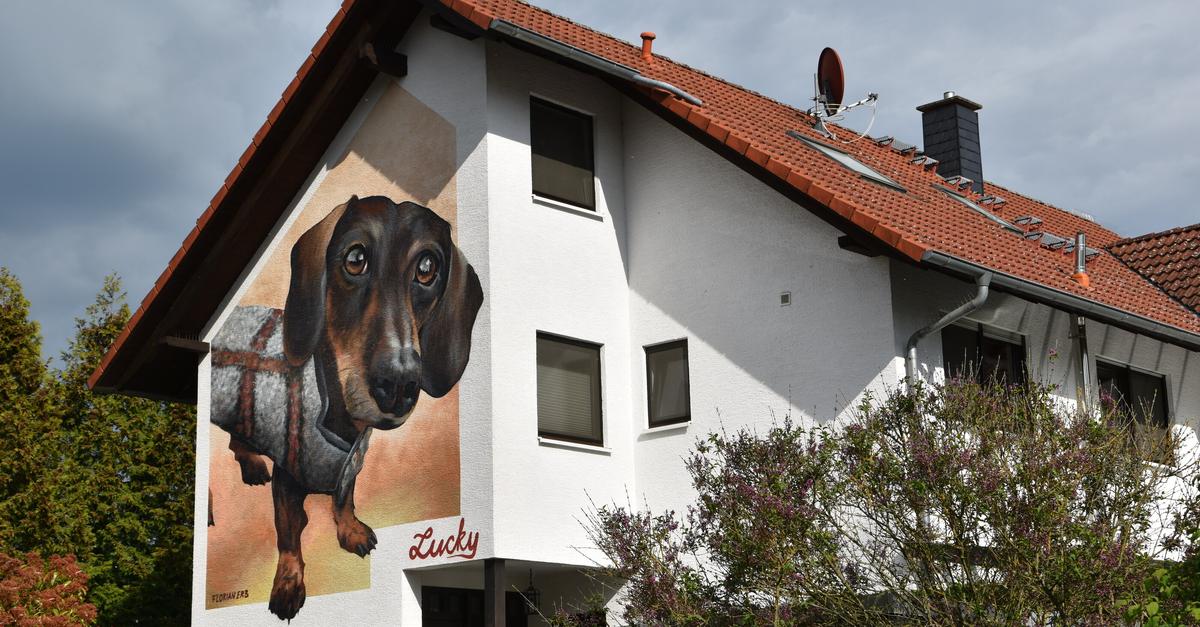 Ein besonderes Erinnerungsstück: Dackel ziert Hauswand in Altheim