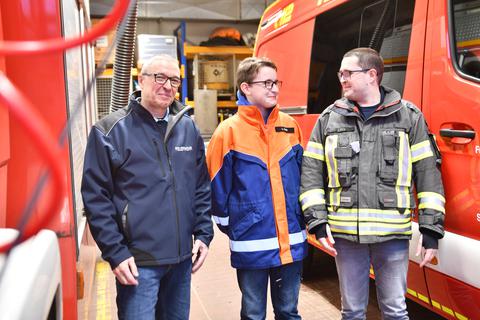Drei von fünf Generationen Feuerwehr in Ober-Ramstadt. Von links: Klaus Koch (63), Louis Luca Koch (13) und Sebastian Koch (37). 
