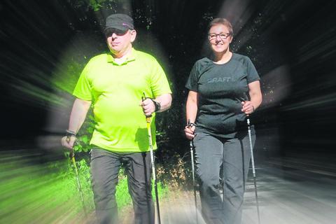 Wolfram und Andrea Krolikowski bei ihrer täglichen Nordic-Walking-Runde.Foto: Christina Kolb 
