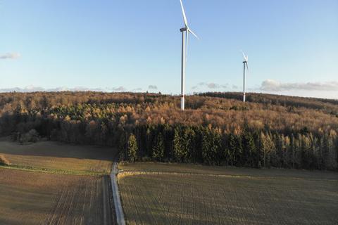 Die beiden Windräder auf dem Silberberg südlich von Ober-Ramstadt drehen sich seit gut einem dreiviertel Jahr voll funktionsfähig an diesem Standort oberhalb des Waldhofs. Foto: Guido Schiek
